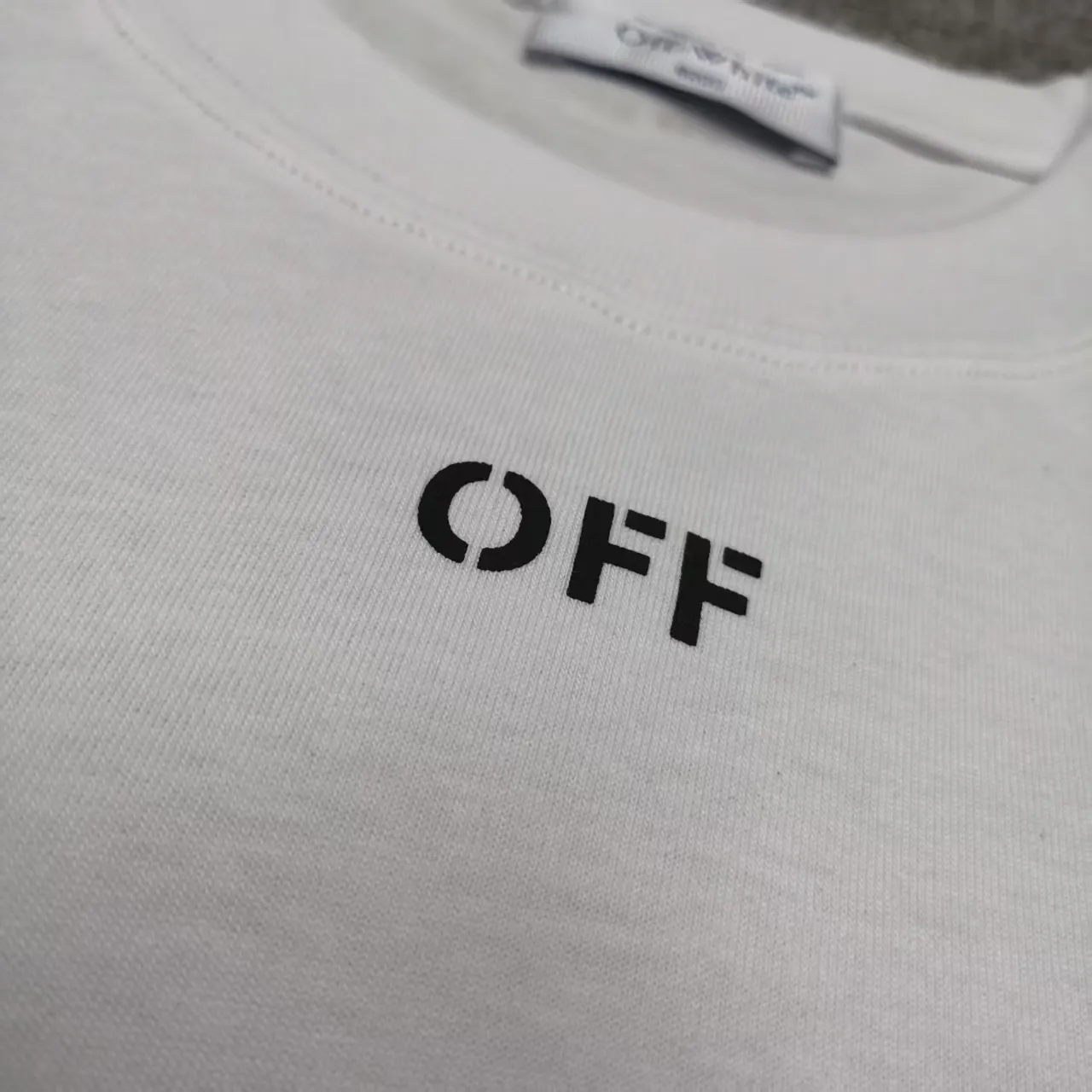 The top proven version OFF-WHI* 25SS new printed short-sleeves, loose fit, the same style for male and female couples stars. American designer Virgil Abloh founded the luxury street brand Off-White based on the pop culture of the younger generation. Walking between street culture and high-end fashion, contemporary elements are used to interpret youth culture, and fine workmanship is used to interpret trendy clothing. Photos, paintings and eye-catching graphic printing are all sources of inspiration for the designer. 32 counts of 260g double yarn pure cotton fabric, the printing uses Kornit digital direct injection technology, and the picture is clear. The white glue base ensures the firmness of the printing, and machine washing is stress-free - 1:1 original mold opening, ZP development, perfectly restored to the original version, produced by a large factory, not produced by a small factory on the market, fine wiring, top-notch craftsmanship, welcome to compare - A full set of customized accessories for collar labels, hang tags, and wash water labels - Exclusive logo packaging - No matter age, body shape or gender, it is very suitable for both men and women. All details are real photos, buy with confidence. Color: White Size: S-XL P;120